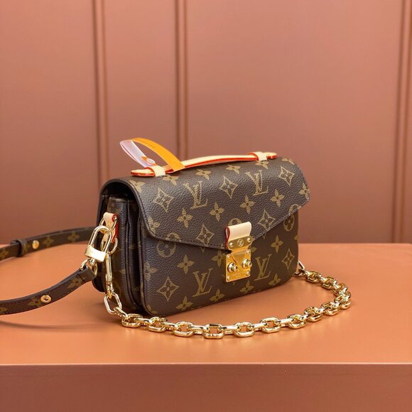 Louis Vuitton crossbody handbag - Picture 3 of 9